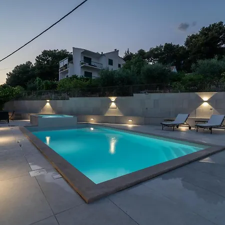Villa Lavandula With Heated Swimming Pool Apartman *