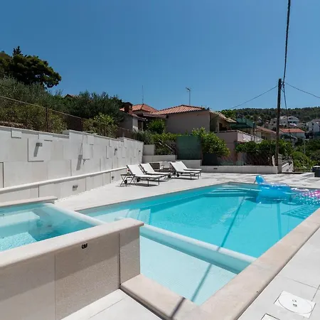 Apartment Villa Lavandula With Heated Swimming Pool *