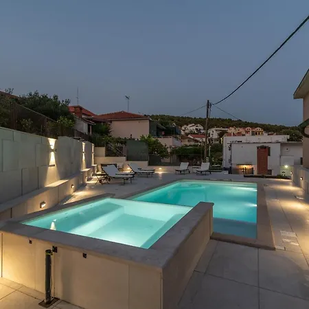 Lavandula With Heated Swimming Pool Apartman *