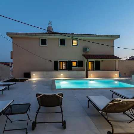 Villa Lavandula With Heated Swimming Pool Apartman