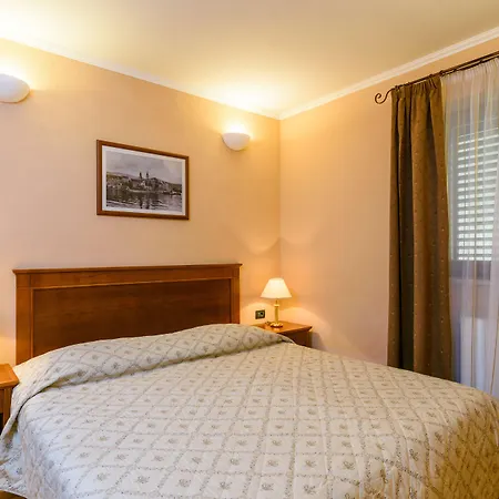 Apartman Lavandula With Heated Swimming Pool