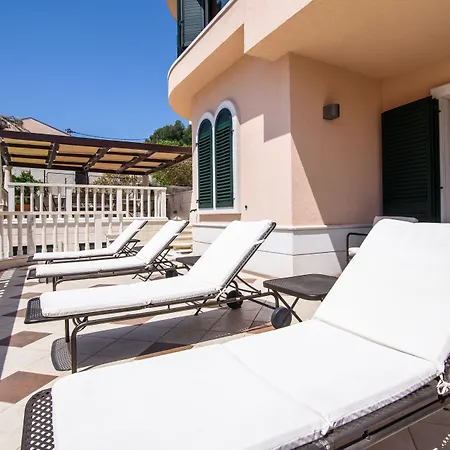 Lavandula With Heated Swimming Pool Apartman *