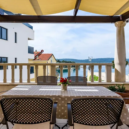 Lavandula With Heated Swimming Pool Apartman