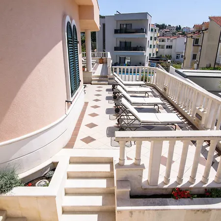 Apartamento Lavandula With Heated Swimming Pool