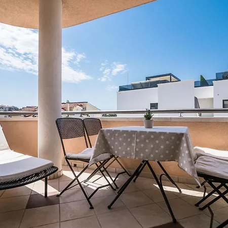 Apartment Villa Lavandula With Heated Swimming Pool