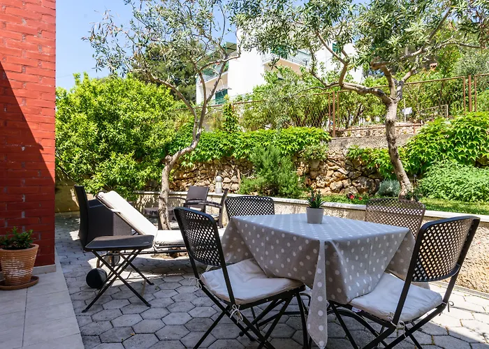 Апартаменты Villa Lavandula With Heated Swimming Pool *