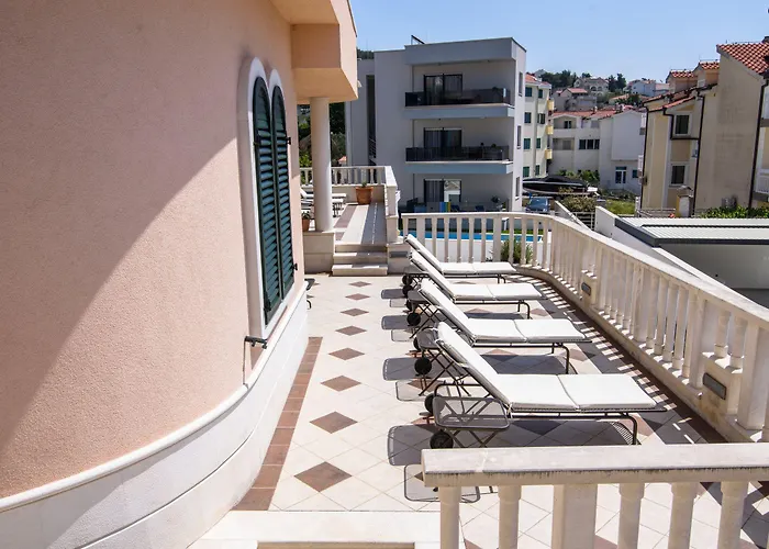 Апартаменты Villa Lavandula With Heated Swimming Pool *