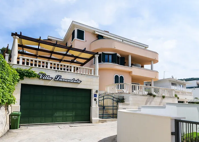 Апартаменты Villa Lavandula With Heated Swimming Pool