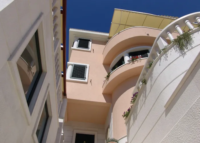 Апартаменты Villa Lavandula With Heated Swimming Pool