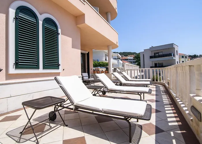 Апартаменты Villa Lavandula With Heated Swimming Pool *