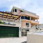 Apartment Villa Lavandula With Heated Swimming Pool