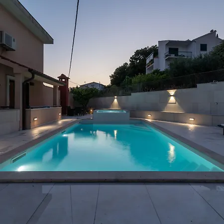 Lägenhet Lavandula With Heated Swimming Pool