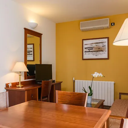 Lavandula With Heated Swimming Pool Daire *